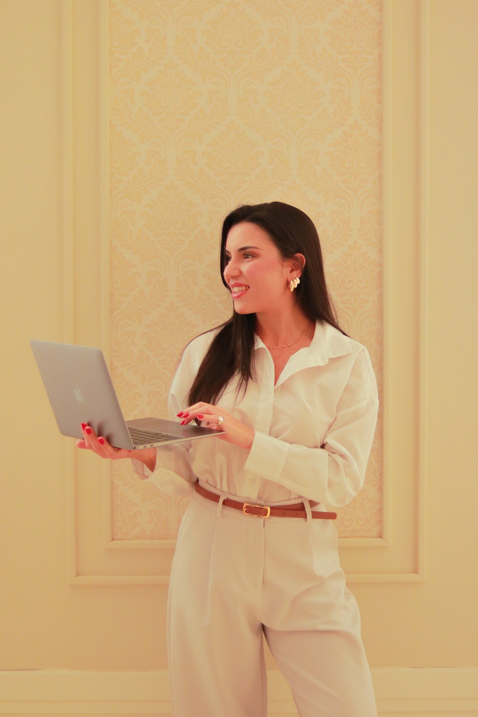 Rafaella Franco com notebook durante uma rotina de acompanhamento online