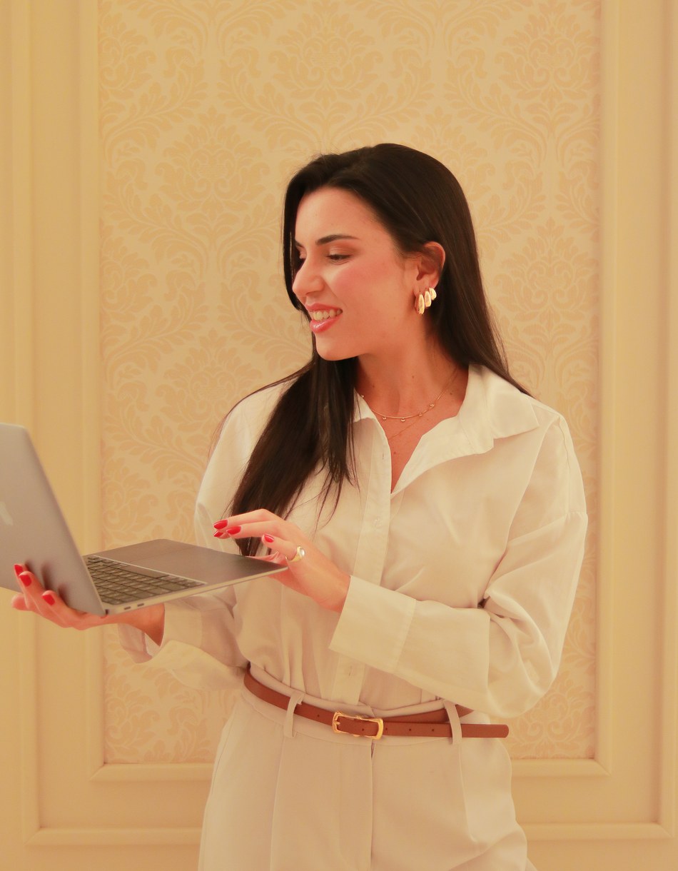 Rafaella Franco em ambiente profissional segurando um notebook